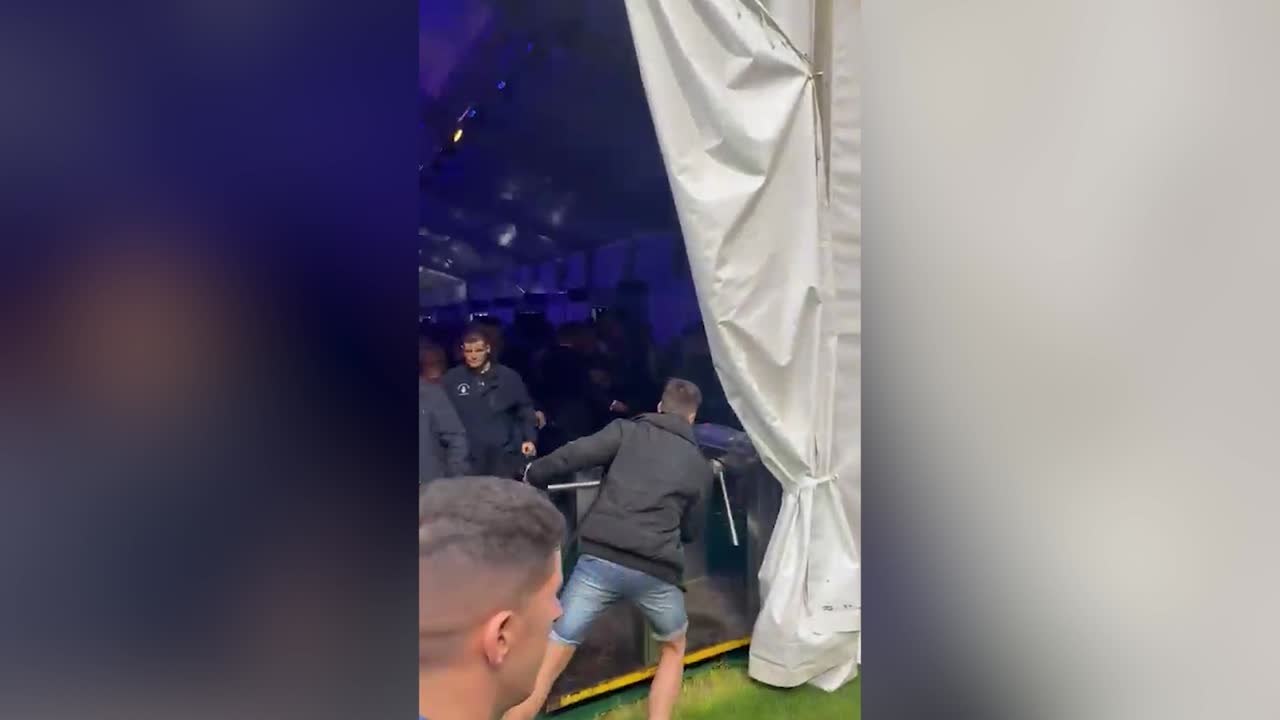 Milei vota encapuchado en las elecciones de Boca y se marcha entre insultos