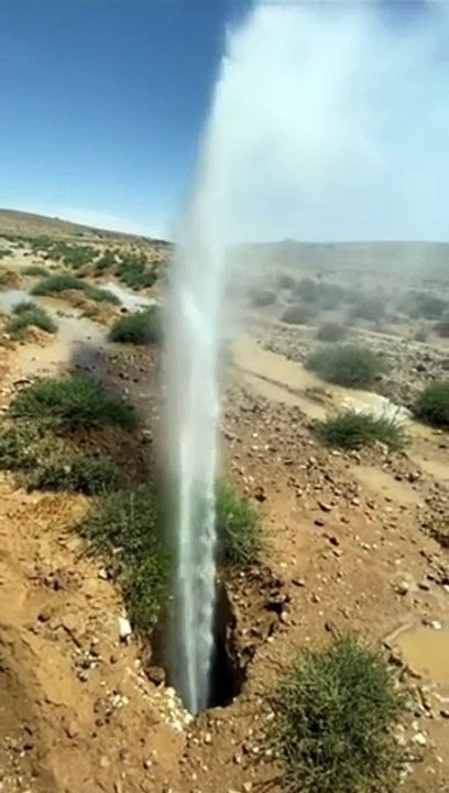سبحان الله  شوف الماء اللي خرج بعد الكارثه وشوف الانهار اللي خرجت ديال الماء(360P)