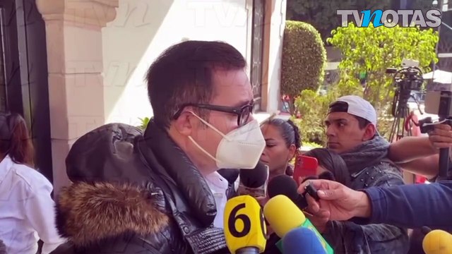 Horacio Villalobos y Ana Martin se despiden de Rosita Pelayo.