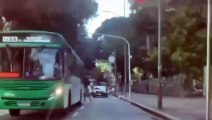 Suspeito de tentar assaltar ônibus em Salvador fica pendurado na janela em fuga