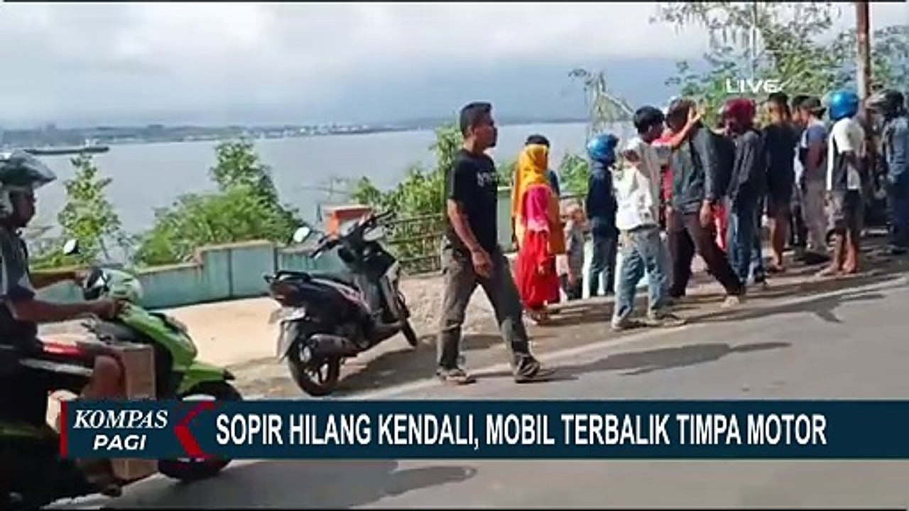 Mobil Fortuner di Kota Baubau Hilang Kendali Hingga Tabrak Pohon dan Menimpa Pemotor