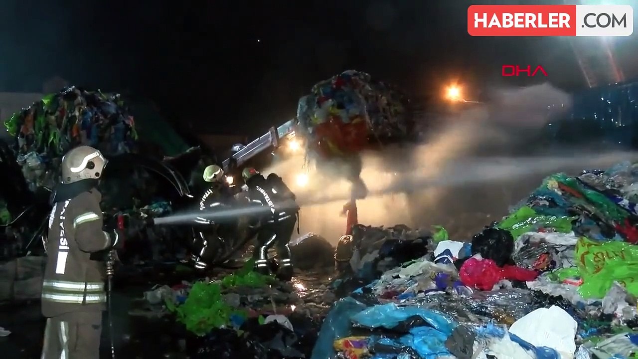 Ümraniye'de İki Farklı Katı Atık Depolama Merkezinde Yangın Çıktı