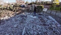 Gaza, palestinesi tra le macerie delle case distrutte ad Urif