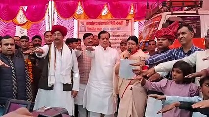 कैम्प में जल संकट गहराया, सांसद व जिला प्रमुख को घेरा