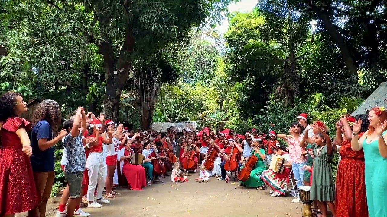 Les élèves en cordes et orchestre de trois écoles de musique vous offrent ce clip de Noël