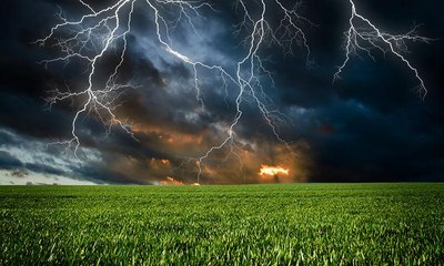 وفاة لاعب كرة قدم في مباراة بعد إصابته بصاعقة رعدية