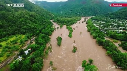 Avustralya'daki selde uçaklar battı, timsahlar yüzdü