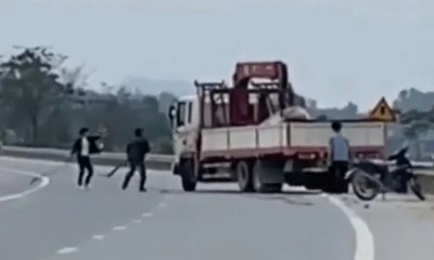 Nhóm thanh niên cầm hung khí chặn xe tải trên quốc lộ