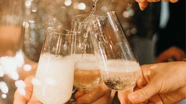 Des astuces pour économiser sur le Champagne pendant Noël 2023.