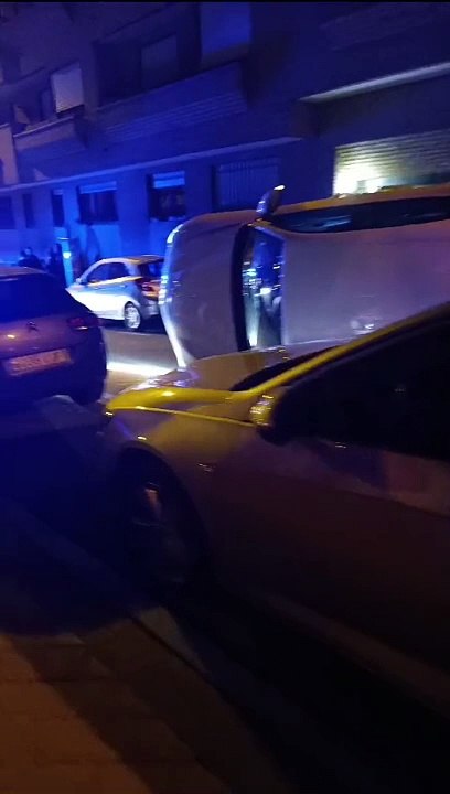 Dos coches chocan en la calle Curtidores