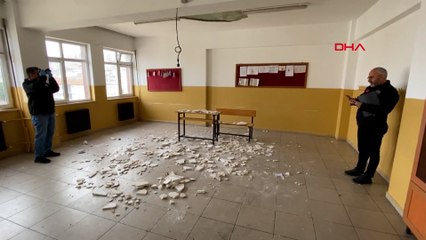 Ders sırasında tavanın sıvası düştü