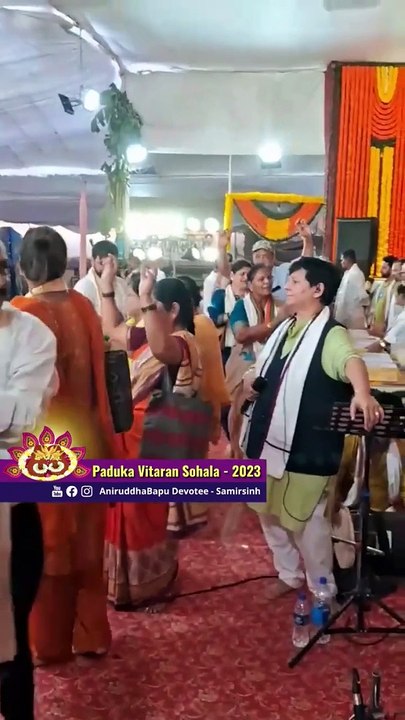 Falguni Pathak singing in the Satsang at Paduka Vitaran Sohala 2023 _ Sadguru Aniruddha Bapu