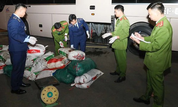 Phát hiện xe khách vận chuyển hơn 800kg mỡ hôi thối về Hà Nội tiêu thụ