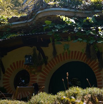 Vincent a créé une maison de Hobbit identique à celles de la saga Le Seigneur des anneaux”