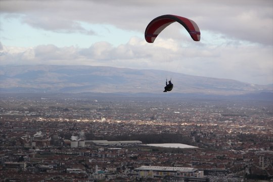 Yamaç paraşütü tutkunları Sakarya semalarında süzülüyor