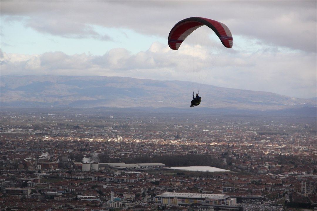 Yamaç paraşütü tutkunları Sakarya semalarında süzülüyor