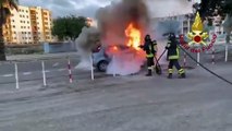 Lecce: incendio in un'auto a gpl, intervengono i Vigili del Fuoco - video