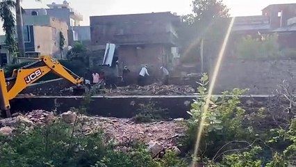 सार्वजनिक पार्क पर अवैध निर्माण की कलक्टर को दी शिकायत