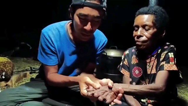 Hủ tục rùng rợn cắt một đốt ngón tay khi người thân qua đời của bộ tộc Dani