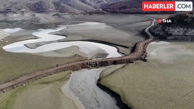 Barajda sular çekilince 18 köye ulaşımı kısaltan yol ortaya çıktı