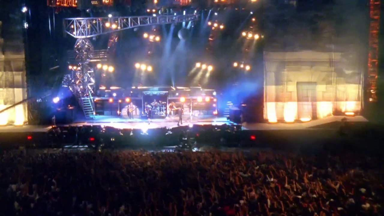 AC/DC interprète "Back In Black" en live