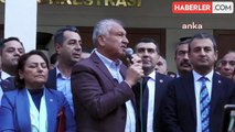 Danışmanı Rüşvetten gözaltına alınan Zeydan Karalar, belediye önünde halka seslendi