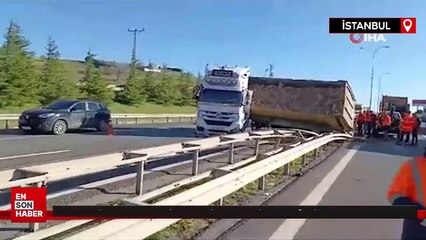 TEM Otoyolu'nda hafriyat kamyonu bariyerlere çarptı