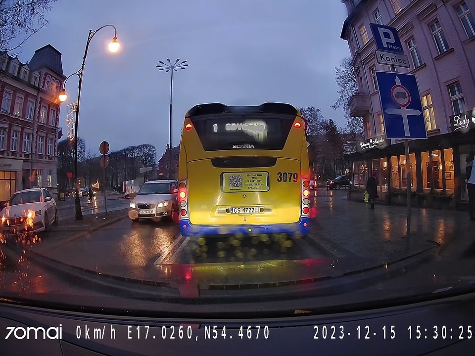 Autobus komunikacji miejskiej jedzie pod prąd w Słupsku