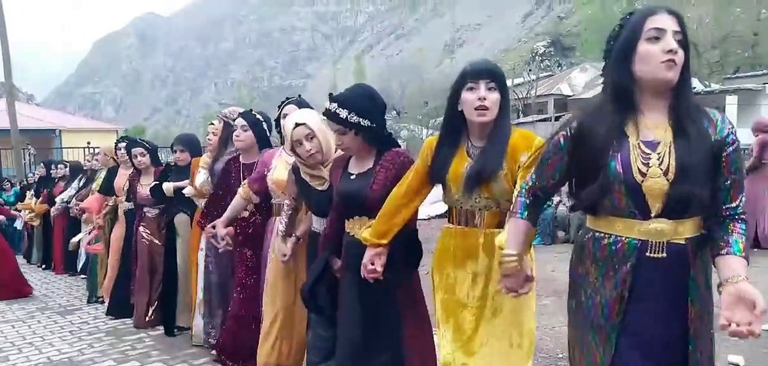 Frauen Dance in Dorf bei Hochzeit