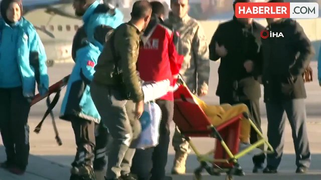 Gazzeli Tahliye Edilenlerin Türkiye'ye Gelişi Sırasında Mutluluktan Secdeye Kapandı