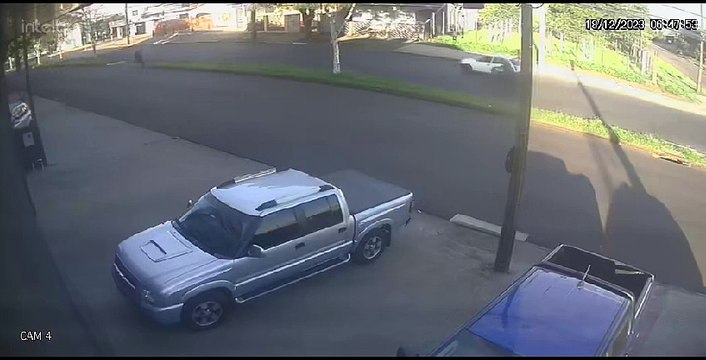 Câmera registra acidente na Avenida Rocha Pombo, em Cascavel