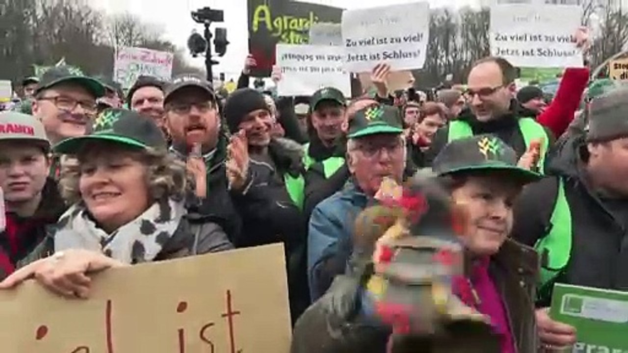 Tausende Bauern protestieren gegen Agrar-Kürzungen