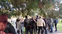 İstanbul Üniversitesi'nde yılbaşı ağacı süslemek isteyen öğrencilere müdahale