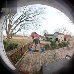 Enorme serpiente sorprende a un hombre que iba a tocar el timbre de una casa
