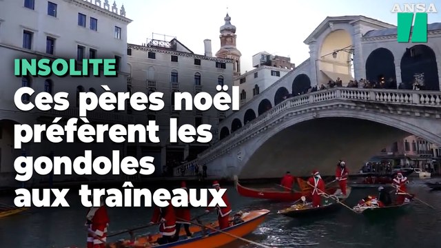 Ces pères noël préfèrent les gondoles aux traîneaux pour donner leurs cadeaux