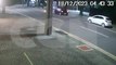 Homem é flagrado furtando rodas de carro estacionado