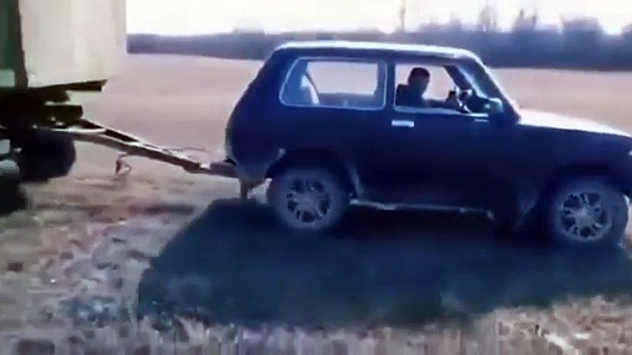 Il tire une trop grosse remorque et ça termine très mal