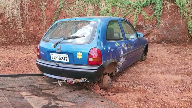 Corsa placas LXY-5247 com alerta de furto é encontrado depenado