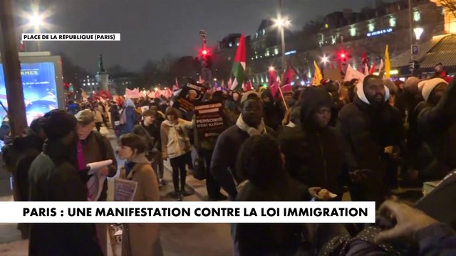 A Paris, des manifestants en résistance contre la loi immigration