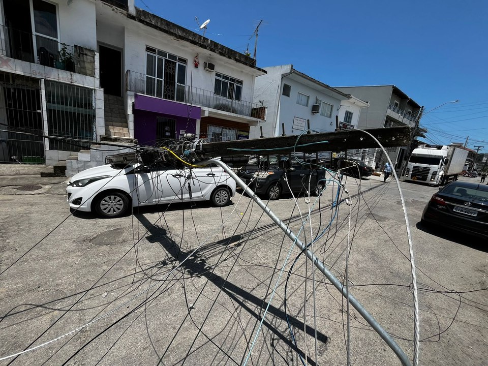 Caminhão desgorvenado derruba sete postes em Forquilinhas, São José