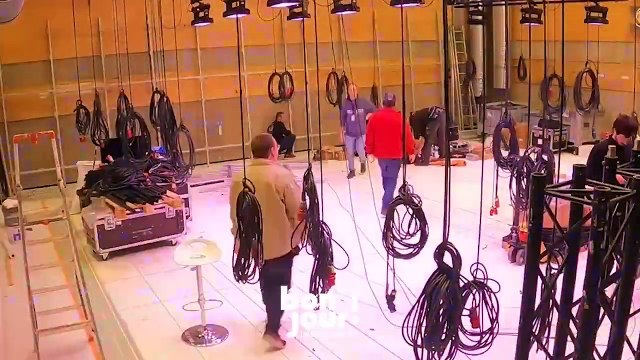 L'équipe de Bonjour! et son présentateur Bruce Toussaint dévoilent les détails et le décor de la nouvelle matinale de TF1 qui démarrera le 8 janvier prochain