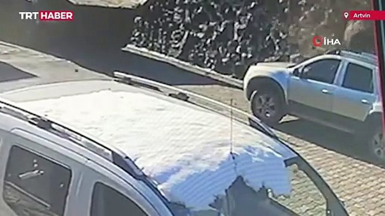 Artvin'de heyelan: Yamaçtan düşen kayalar aracı hurdaya çevirdi