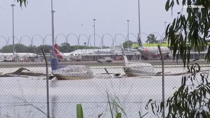 شاهد: فيضانات عارمة تُغرق الطائرات وتقطع الطرق والسكك الحديدية وتعزل المناطق في أستراليا