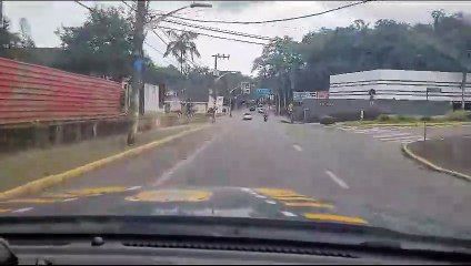 Carro com menino desmaiado é escoltado pela PRF entre a BR-101 e hospital de Joinville