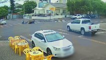 Câmeras mostram acidente que deixou motociclista ferido na Rua Fortaleza