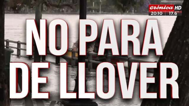 Tigre: vecinos se trasladan en lanchas por la crecida del río Luján