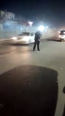 चलती रोड पर तानी रिवॉल्वर: लोगों ने दिखाया जाने का रास्ता, वीडियो हुआ वायरल