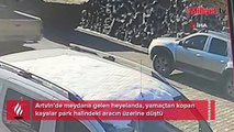 Yamaçtan kopan kayalar araç üstüne düştü!