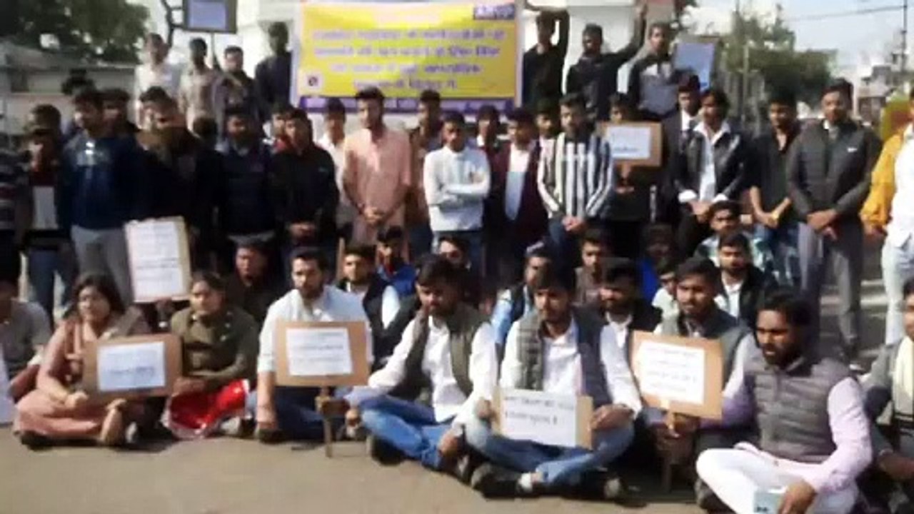 ग्वालियर प्रकरण को लेकर अखिल भारतीय विद्यार्थी परिषद के छात्रों द्वारा धरना प्रदर्शन