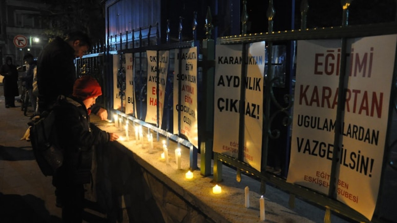 Okul önünde mumlu eylem: Korku, kaygı had safhada